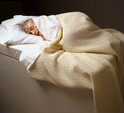 6598_ron_mueck_oldwoman_vieille_femme_au_lit_2000.jpg
